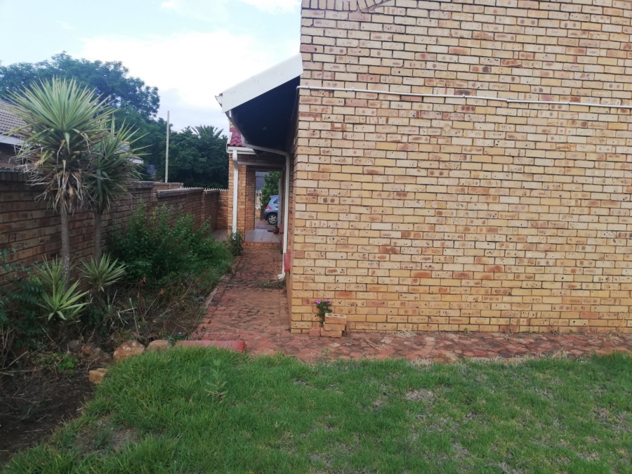 To Let 2 Bedroom Property for Rent in Oudorp North West